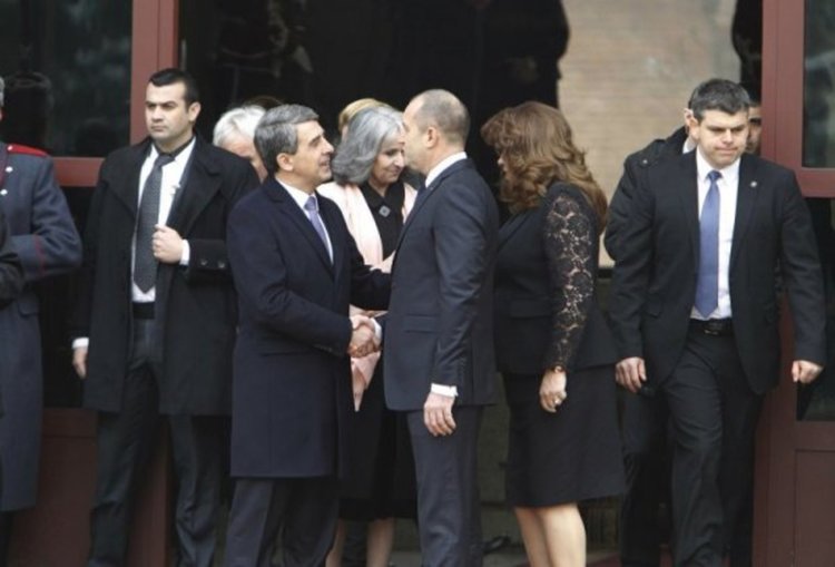 Екипът на Радев проследи "смяната на караула" на "Дондуков" 2