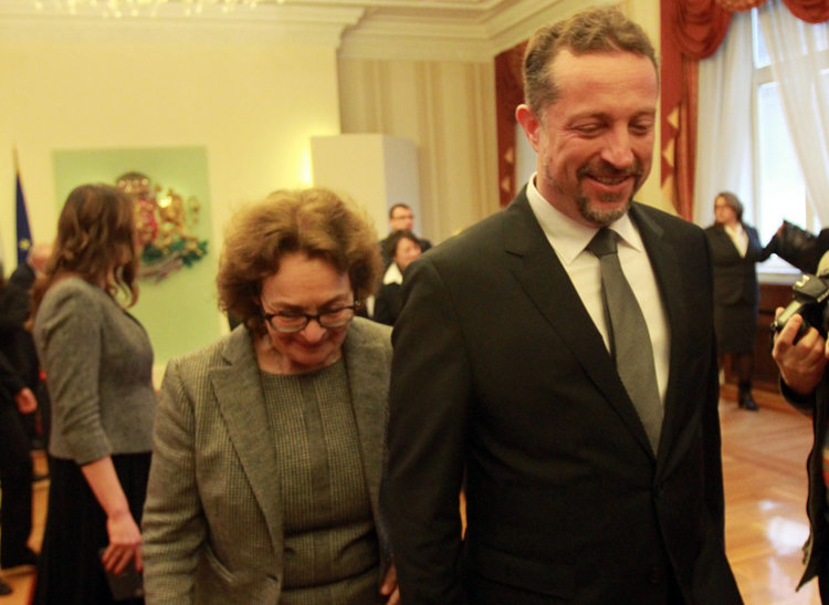 Екипът на Радев проследи "смяната на караула" на "Дондуков" 2