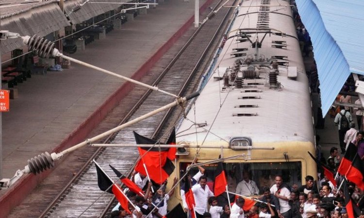 Дерайлирал влак причини смъртта на 27 души в Индия