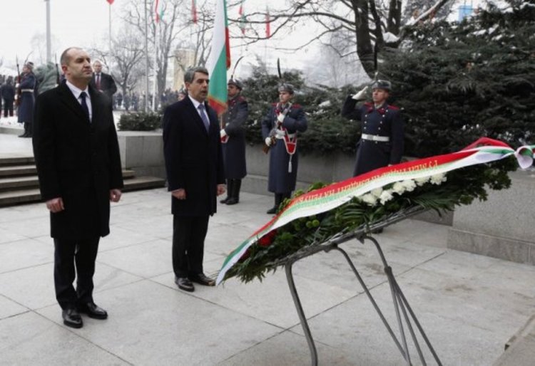 Плевнелиев сдаде, Радев прие властта