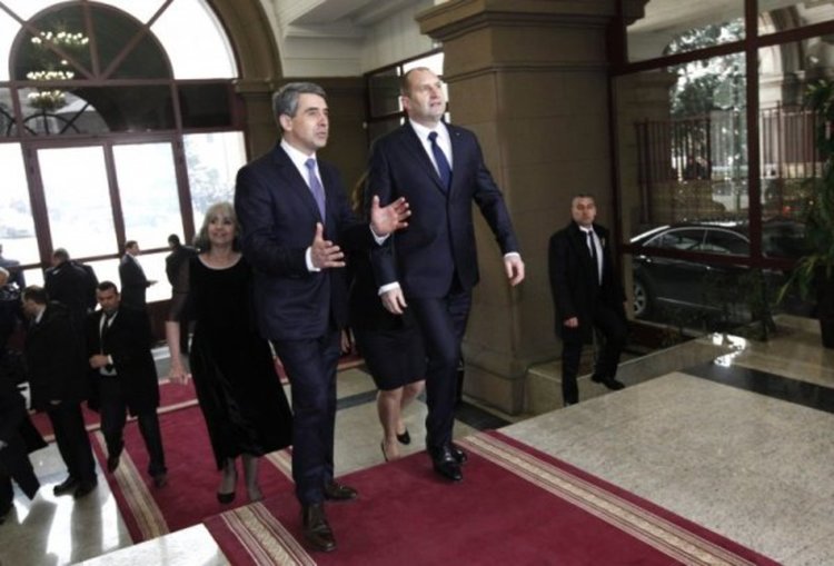 Екипът на Радев проследи "смяната на караула" на "Дондуков" 2