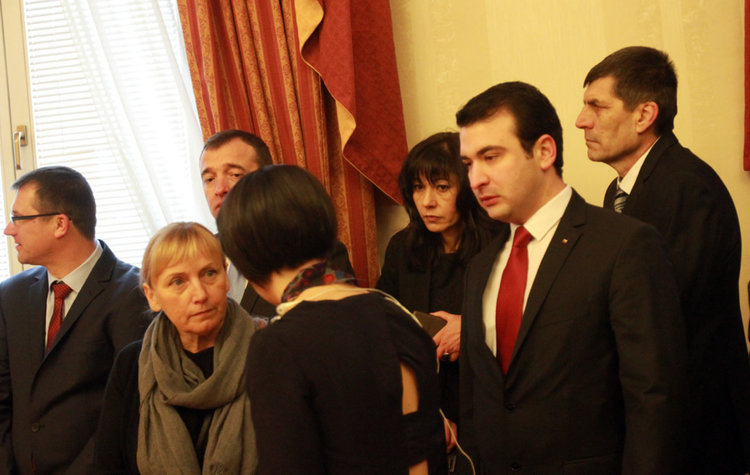 Екипът на Радев проследи "смяната на караула" на "Дондуков" 2