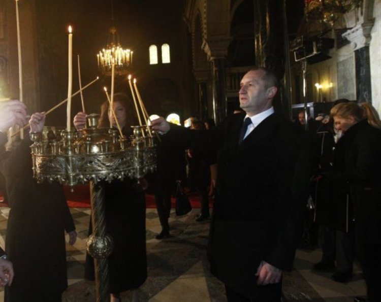 Плевнелиев сдаде, Радев прие властта