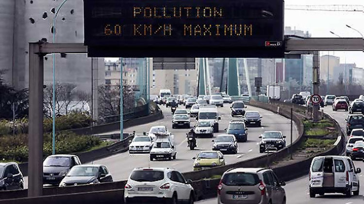 Париж и Лион ограничават движението заради смог
