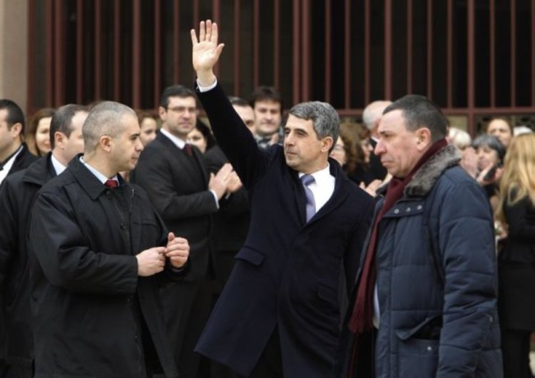 Екипът на Радев проследи "смяната на караула" на "Дондуков" 2