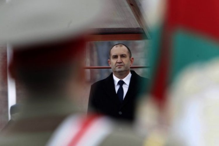 Плевнелиев сдаде, Радев прие властта