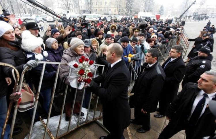 Плевнелиев сдаде, Радев прие властта