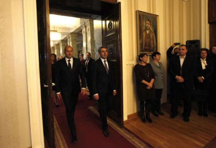 Екипът на Радев проследи "смяната на караула" на "Дондуков" 2