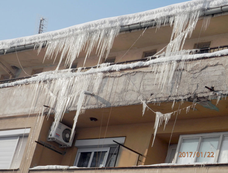  Читател: Внимание! Огромни ледени висулки дебнат жертви в Хасково