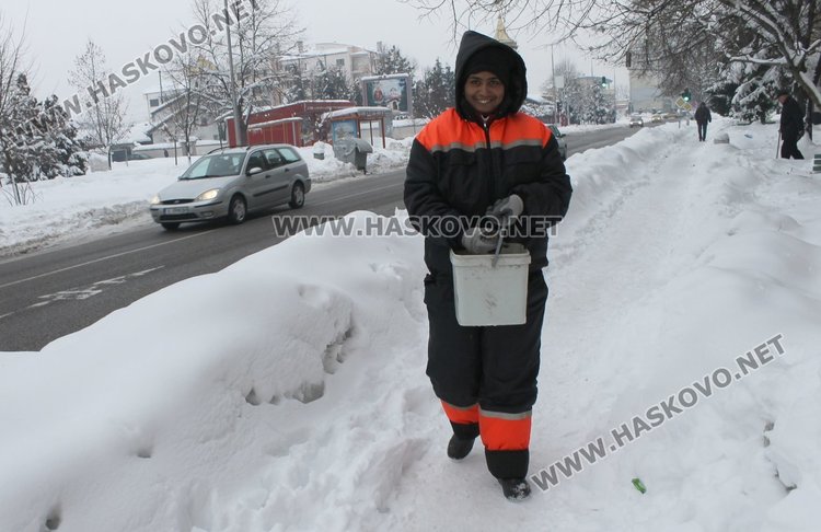 Работници от снегопочистващата фирма хвърлят пясък на главните улици