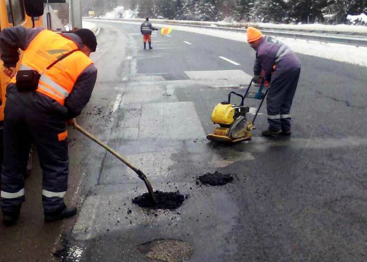 Кърпят дупките по магистрали и пътища, появили се след снеговалежите