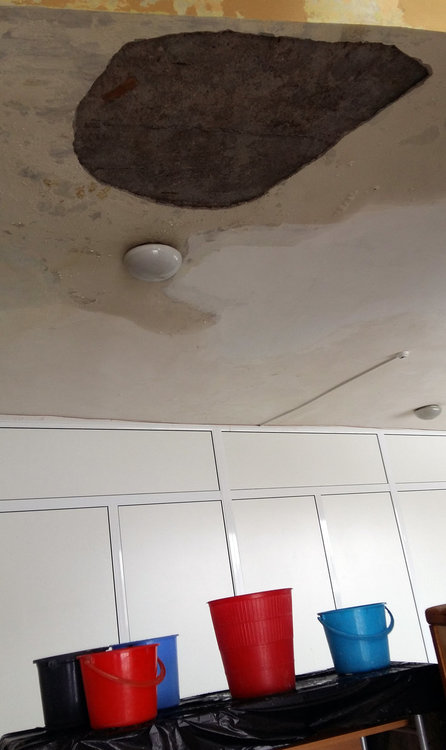 Икономиката прокапа, слагат кофи и найлони в коридора