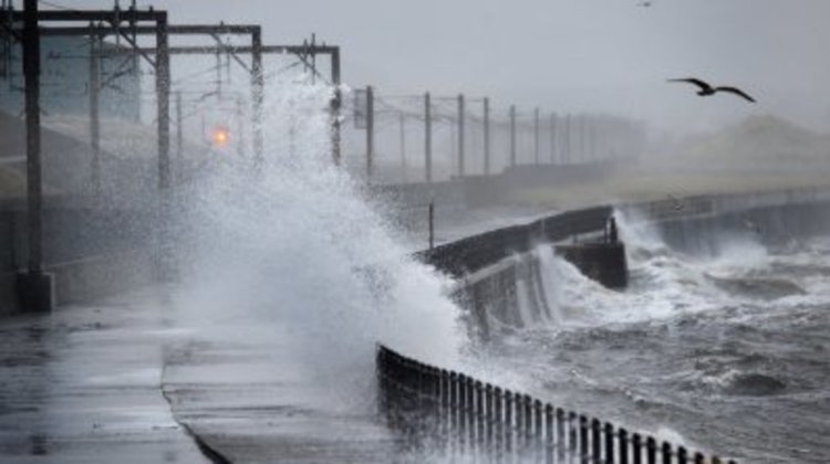 8-метрови вълни по крайбрежието на Каталуния