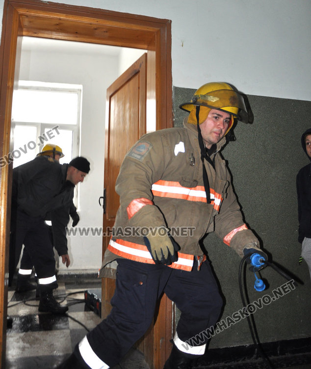 Осмокласник заклещи ръката си в тоалетната, изпуснал си телефона