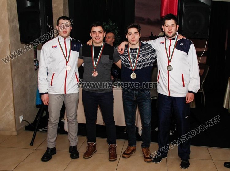 Кметът на Хасково и бащата на Гришо с юбилейни знаци за 50 години бадминтон в България