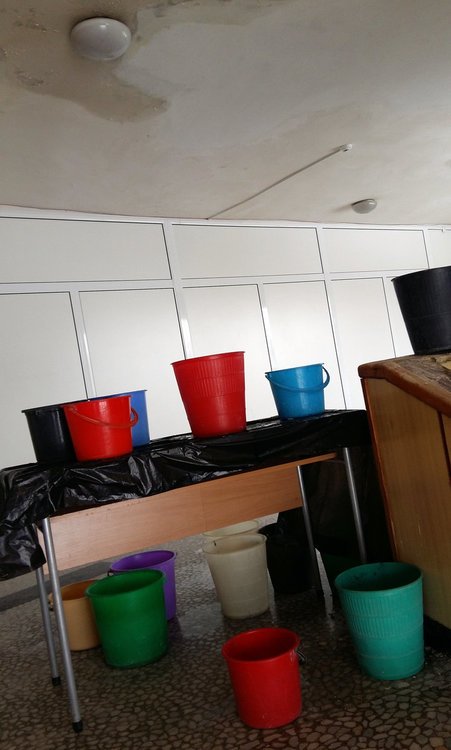 Икономиката прокапа, слагат кофи и найлони в коридора