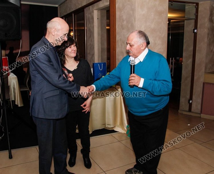 Кметът на Хасково и бащата на Гришо с юбилейни знаци за 50 години бадминтон в България