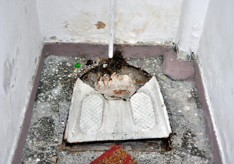 Осмокласник заклещи ръката си в тоалетната, изпуснал си телефона