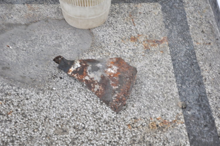 Осмокласник заклещи ръката си в тоалетната, изпуснал си телефона