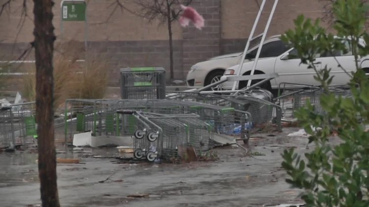 Бури и торнада отнеха живота на 18 души в САЩ