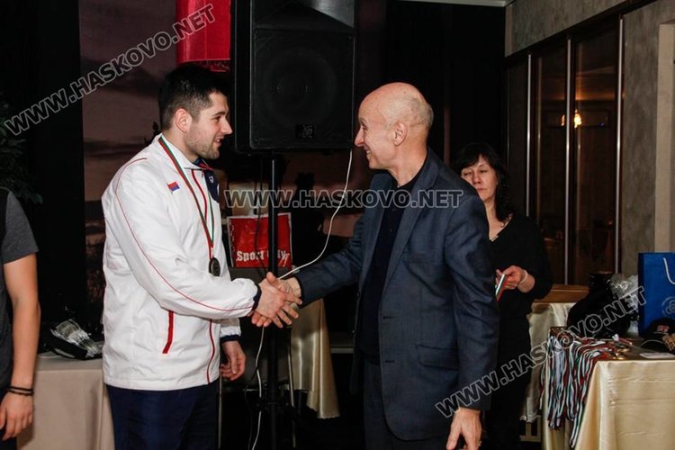 Кметът на Хасково и бащата на Гришо с юбилейни знаци за 50 години бадминтон в България