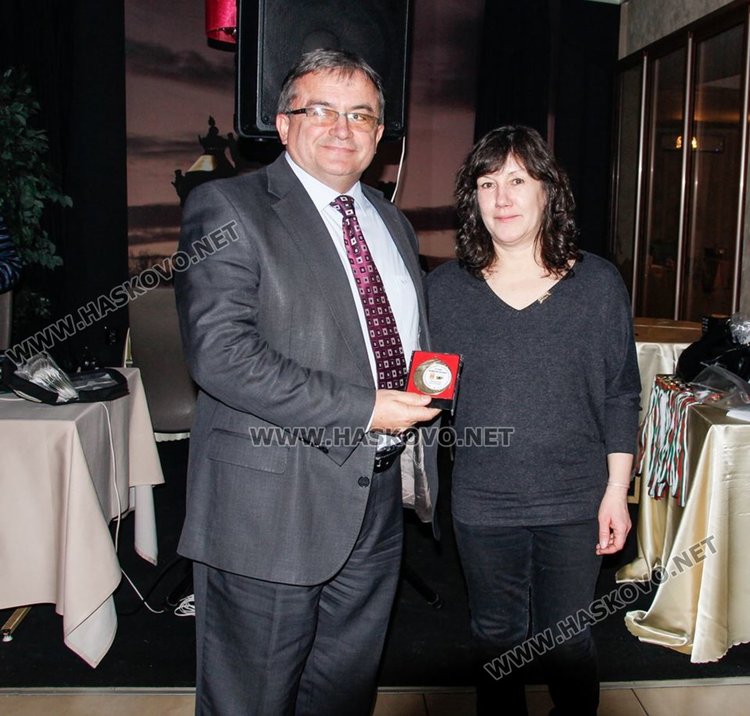 Кметът на Хасково и бащата на Гришо с юбилейни знаци за 50 години бадминтон в България