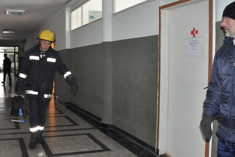 Осмокласник заклещи ръката си в тоалетната, изпуснал си телефона