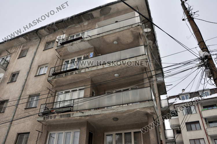 Самоубилата се жена е бивша учителка, синът й – гурбетчия