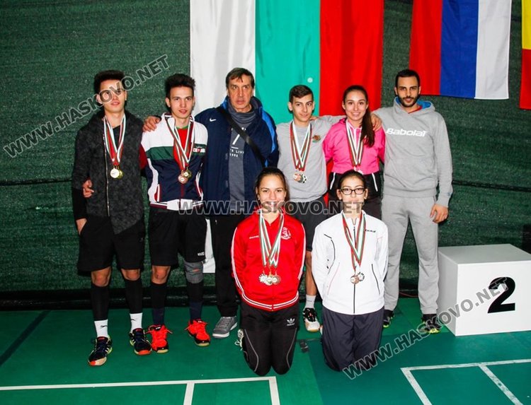 Кметът на Хасково и бащата на Гришо с юбилейни знаци за 50 години бадминтон в България