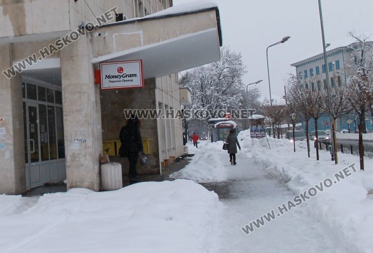 Тротоарите в Димитровград - ледена пързалка
