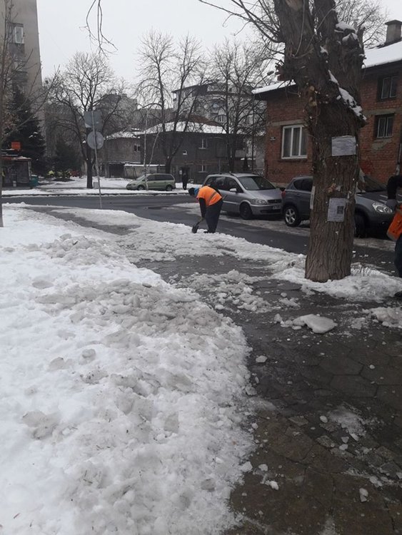  Работници по снегопочистването правят гигантски слалом между неправилно паркирани на тротоарите коли в Кърджали 