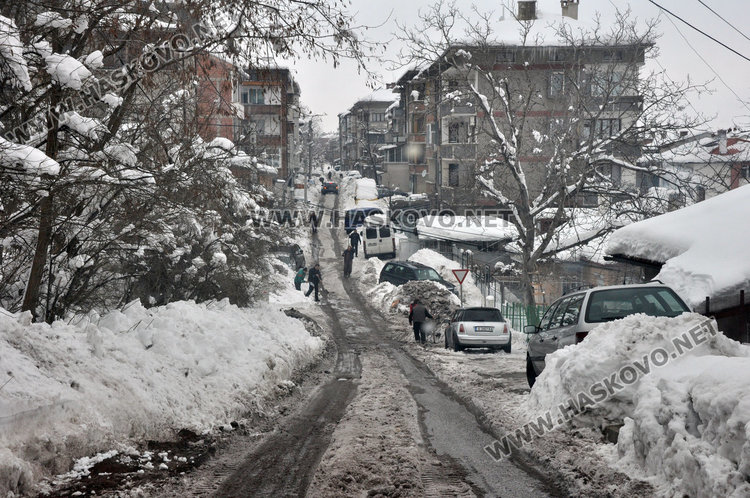 Хасковлии сами си разчистват улицата от леда