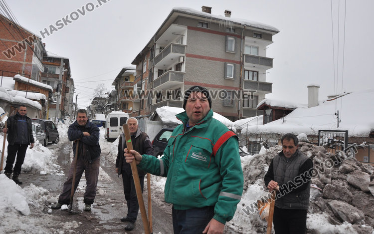 Хасковлии сами си разчистват улицата от леда