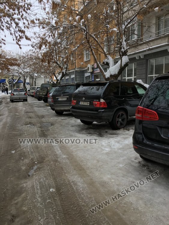 Атаман: Шофьорите ми не искат да влизат със снегорина в тесните улици заради паркираните коли