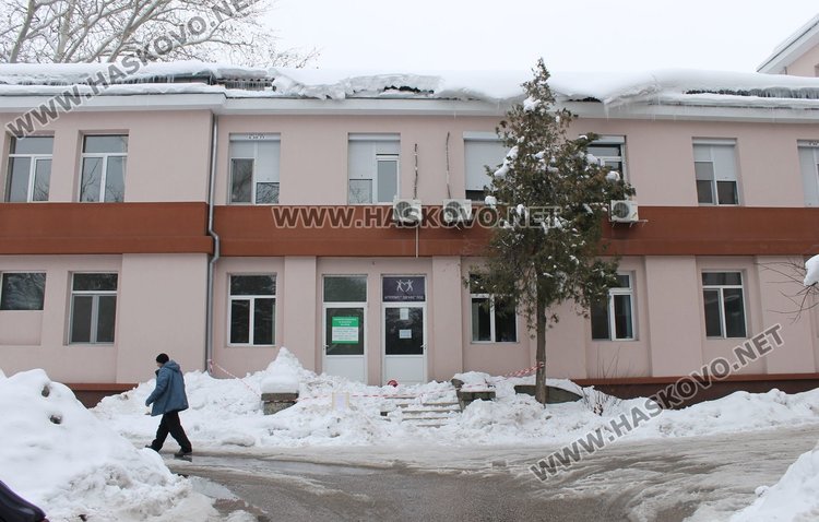 Сняг блокира входа на една от лекарските практики в Димитровград