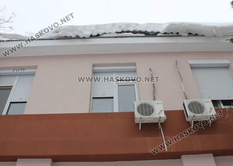 Сняг блокира входа на една от лекарските практики в Димитровград