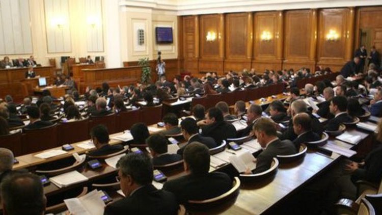 Извънредното заседание в НС - кворум от третия път и скандал