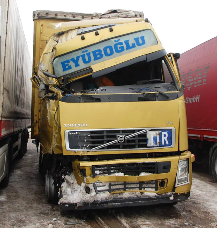 Пиян тираджия не успя да завие, помете офис, събори стълб (обновена)