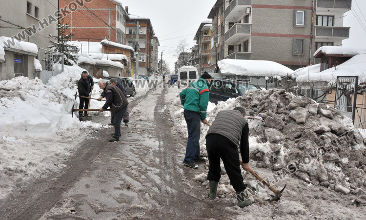Хасковлии сами си разчистват улицата от леда