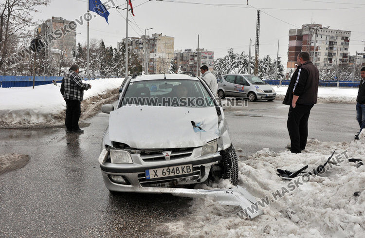 Адаши катастрофираха на пътния възел в „Орфей“