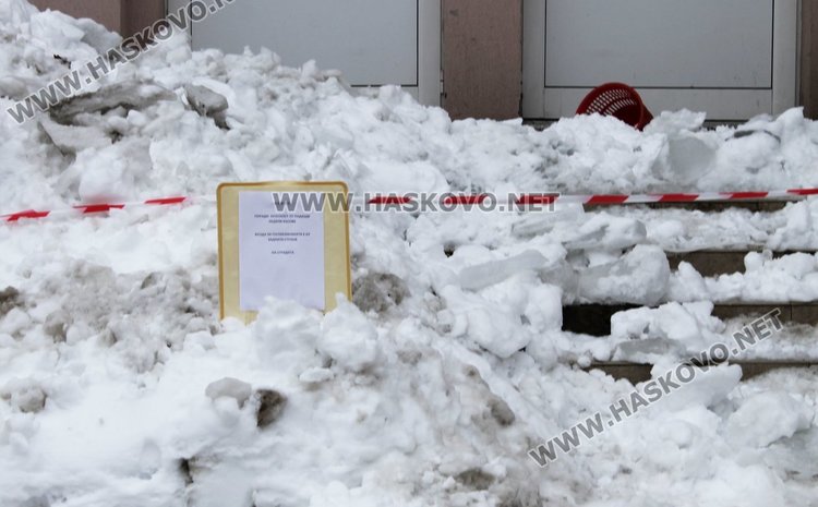Сняг блокира входа на една от лекарските практики в Димитровград