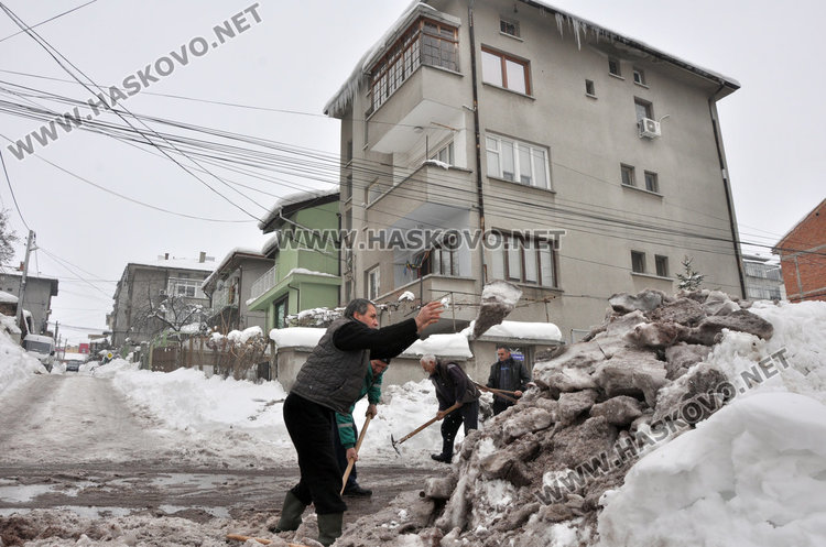 Хасковлии сами си разчистват улицата от леда