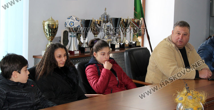 Златните медалистки по борба и съотборник на Гришо с поздравления от кмета Беливанов