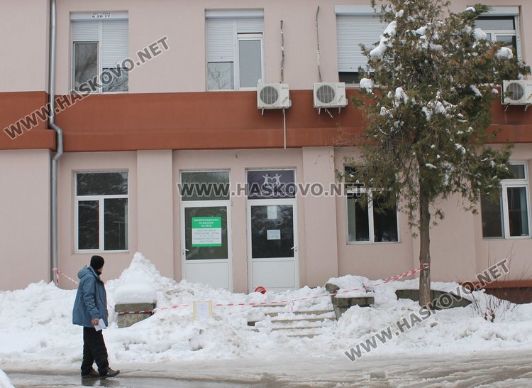 Огромни парчета сняг блокираха входа на една от посещаваните практики на личните лекари в Димитровград