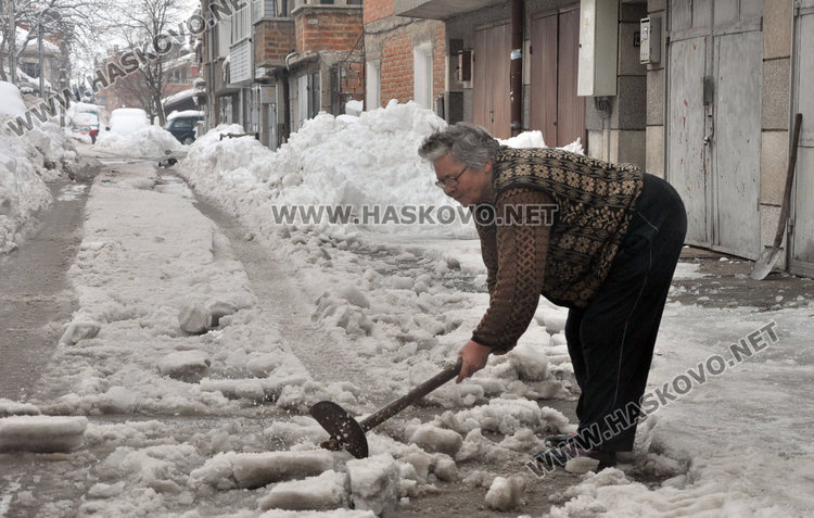Хасковлии сами си разчистват улицата от леда