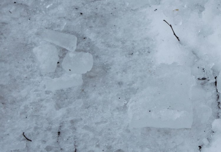 Премахването на опасните ледени висулки - ангажимент на собственици и наематели