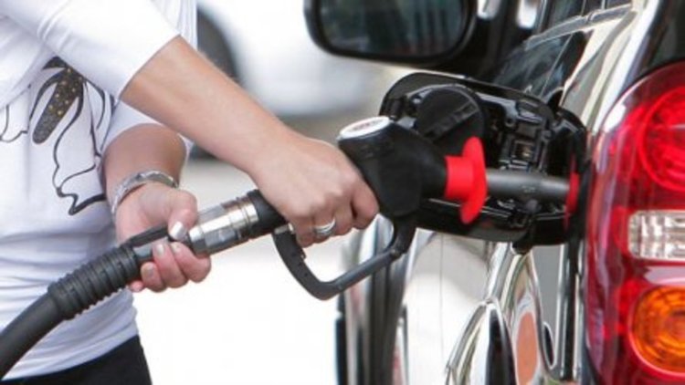 Всяка 10-а бензиностанция в Гърция краде гориво