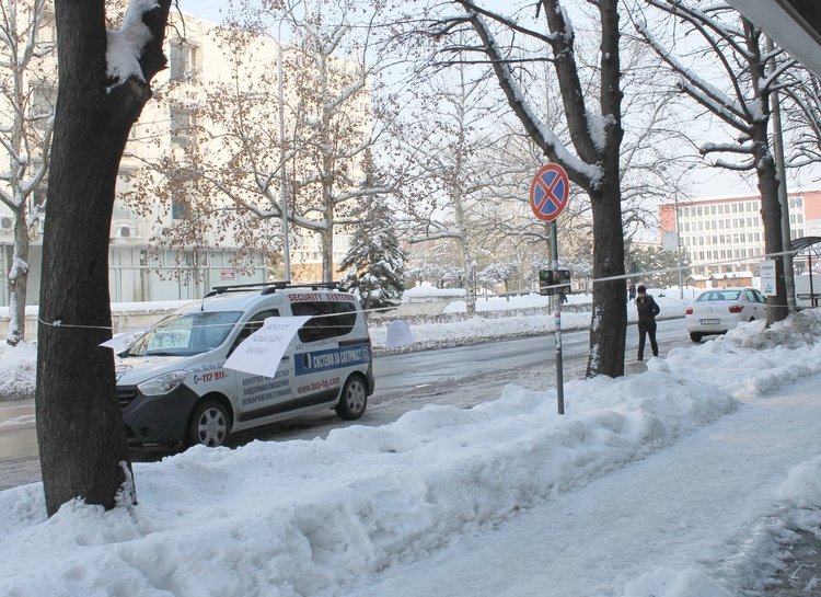 Част от тротоара срещу сградата на съда бе обезопасен заради надвиснали ледени висулки