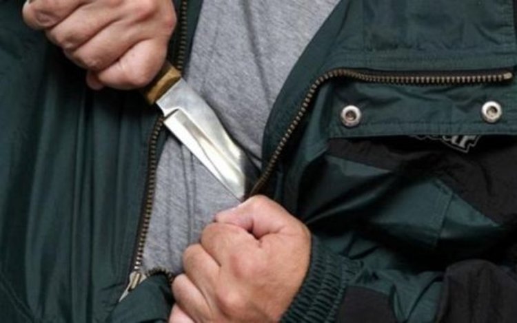 Мъж нападна лекари с нож, паник бутонът отказа