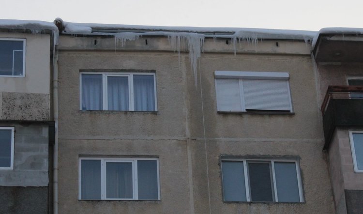 Премахването на опасните ледени висулки - ангажимент на собственици и наематели